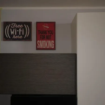 Metro Apartment *