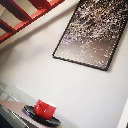 Metro Apartment *
